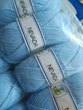 Carica l'immagine nel visualizzatore di Gallery, Misto lana Nevada della Cervinia, ferri 4, 125 m a gomitolo. Confezione da 500g.