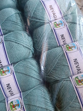 Carica l'immagine nel visualizzatore di Gallery, Misto lana Nevada della Cervinia, ferri 4, 125 m a gomitolo. Confezione da 500g.