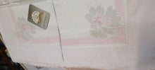 Carica l'immagine nel visualizzatore di Gallery, Parure lenzuola e copriletto matrimoniale in Raso e Madapolam di Puro Cotone. Il completo è smerlato e rifinito a mano. Federe con tre volani e lenzuolo di sotto con elastici. Copriletto cm 270 x 270. Lenzuolo di sopra con balza cm. 240 x 280. 1,8 kg.