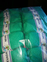 Carica l'immagine nel visualizzatore di Gallery, Misto lana Nevada della Cervinia, ferri 4, 125 m a gomitolo. Confezione da 500g.