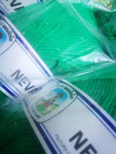 Carica l'immagine nel visualizzatore di Gallery, Misto lana Nevada della Cervinia, ferri 4, 125 m a gomitolo. Confezione da 500g.