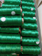 Carica l'immagine nel visualizzatore di Gallery, Rocchetto di rayon puro, 25g.