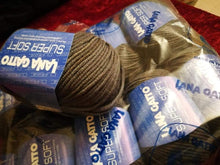 Carica l'immagine nel visualizzatore di Gallery, Pura lana Super Soft Gatto, confezione da 500g.