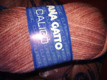 Carica l'immagine nel visualizzatore di Gallery, Misto lana Calicò della Gatto in gomitoli, confezione da 500g.