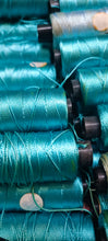 Carica l'immagine nel visualizzatore di Gallery, Rocchetto di rayon puro, 25g.