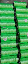 Carica l'immagine nel visualizzatore di Gallery, Rocchetto di rayon puro, 25g.