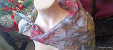 Carica l&#39;immagine nel visualizzatore di Gallery, Foulard vintage con ferma foulard in rodio. 150 g.
