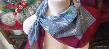 Carica l&#39;immagine nel visualizzatore di Gallery, Foulard vintage con ferma foulard in rodio. 150 g.
