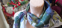 Carica l&#39;immagine nel visualizzatore di Gallery, Foulard vintage con ferma foulard in rodio. 150 g.
