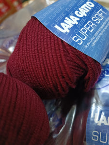 Pura lana vergine Super Soft Gatto, in gomitoli da 50g e 125 m. Ferri 6. Ideale per maglieria, colore bordeaux scuro, 750 g.
