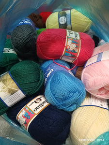 Mix di gomitoli di Lana Gatto Aladino, misto lana 225m x 50g. 1,2kg.