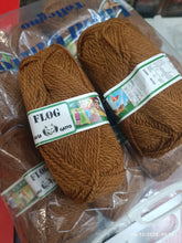 Carica l&#39;immagine nel visualizzatore di Gallery, Flog Lana Gatto, 75% lana, 16% mohair, 9% acrilico. Ottimo filato colore 🐫, 500 g.
