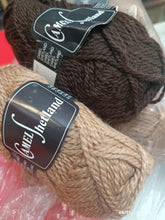 Carica l&#39;immagine nel visualizzatore di Gallery, Camel Shetland, filato moda, 40% lana di 🐫, 40% di lana e 20% di acrilico. Morbido e caldo, 10 gomitoli cammello e uno marrone per bordi a contrasto.. 550 g.
