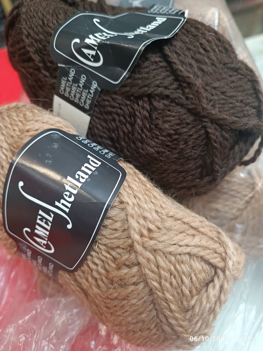 Camel Shetland, filato moda, 40% lana di 🐫, 40% di lana e 20% di acrilico. Morbido e caldo, 10 gomitoli cammello e uno marrone per bordi a contrasto.. 550 g.