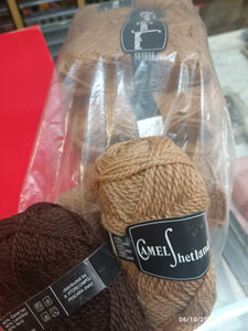 Camel Shetland, filato moda, 40% lana di 🐫, 40% di lana e 20% di acrilico. Morbido e caldo, 10 gomitoli cammello e uno marrone per bordi a contrasto.. 550 g.