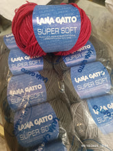 Carica l&#39;immagine nel visualizzatore di Gallery, Mix di pura lana Super Soft Gatto in due colori grigio scuro(8 gom.) e grigio chiaro(2 gom.) e 4 colore camelia. 700g.
