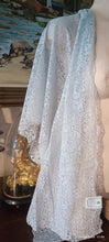 Carica l&#39;immagine nel visualizzatore di Gallery, Vintage. Stola in pizzo grigio polvere, cm 50 x cm 150. 200 g.
