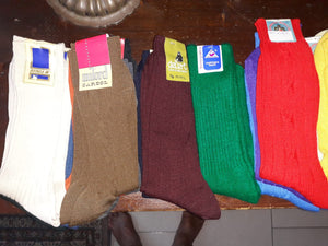 Stock di 143 paia di calze lunghe e corte, dal cotone alla lana, uomo(66 paia), donna, ragazzo/a, taglie e colori assortiti. 6,5 kg.