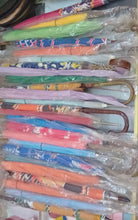 Carica l&#39;immagine nel visualizzatore di Gallery, Stock di 25 ombrelli vintage bimbi, diverse fantasie. Può essere utilizzato anche come parasole. 7,5 kg.

