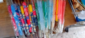 Stock di 25 ombrelli vintage bimbi, diverse fantasie. Può essere utilizzato anche come parasole. 7,5 kg.