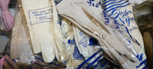 Carica l&#39;immagine nel visualizzatore di Gallery, Guanti primaverili vintage in tessuto traforato, fattura inglese,panna o avana secondo disponibilità., 100g.
