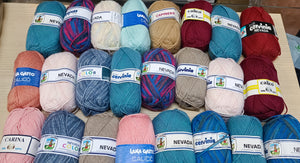 Mix di gomitoli Nevada, Capinera, Carina, Nevada Color e Calicò, misto lana, sfumati e tinta unita. 1,2 kg..