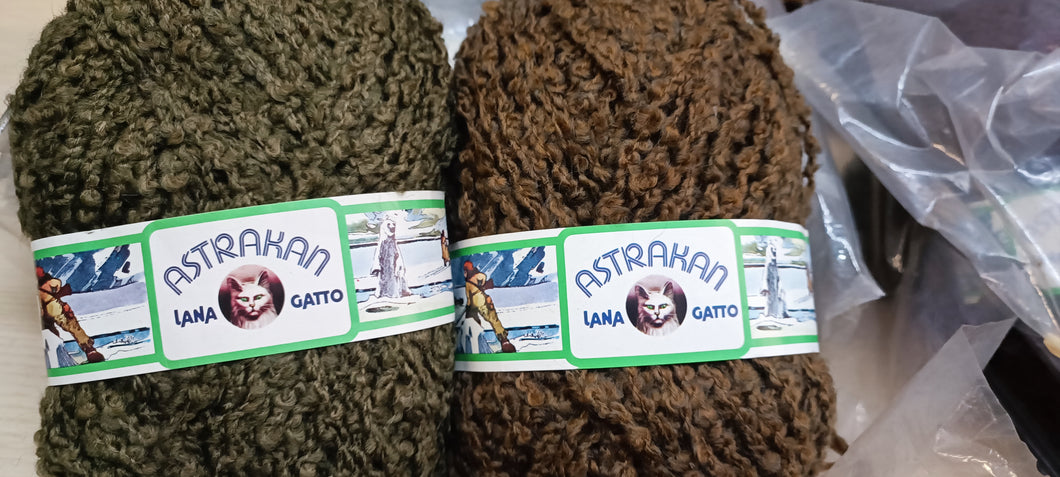 Astrakan Gatto una proposta di verde oliva e nocciola, per capi invernali. 2 kg.