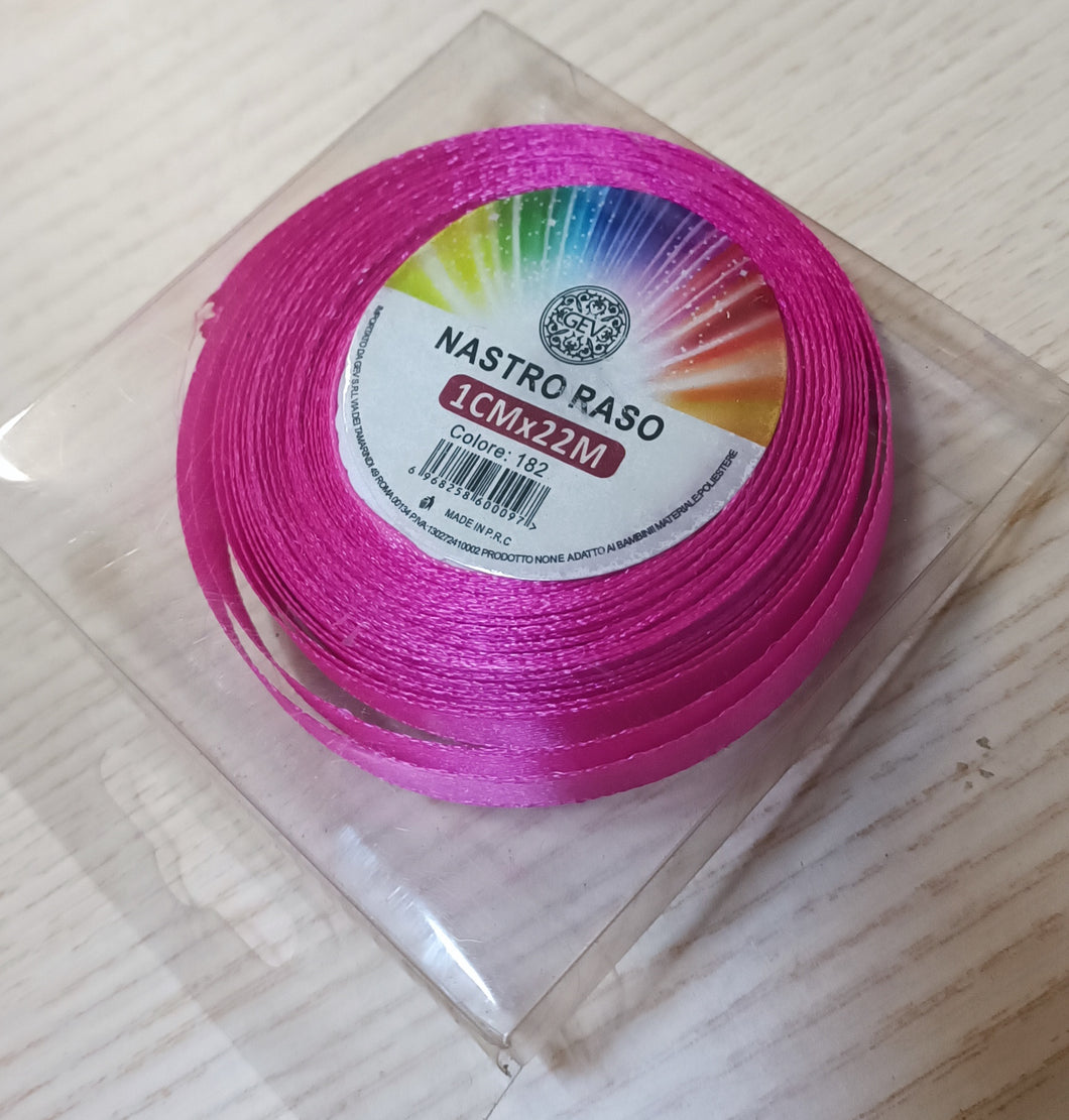 Una confezione di nastro raso rosa acceso, 1 cm x 22 metri. 50g.