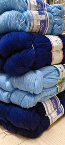 Una selezione di misto lana Gatto e Cervinia, 2/25, blu, bluette due celeste. 4kg.