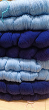 Carica l&#39;immagine nel visualizzatore di Gallery, Una selezione di misto lana Gatto e Cervinia, 2/25, blu, bluette due celeste. 4kg.
