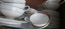 Carica l&#39;immagine nel visualizzatore di Gallery, Tazza con piattino vintage da tè di porcellana Thomas Germany profilata il oro e blu cobalto. 150g.
