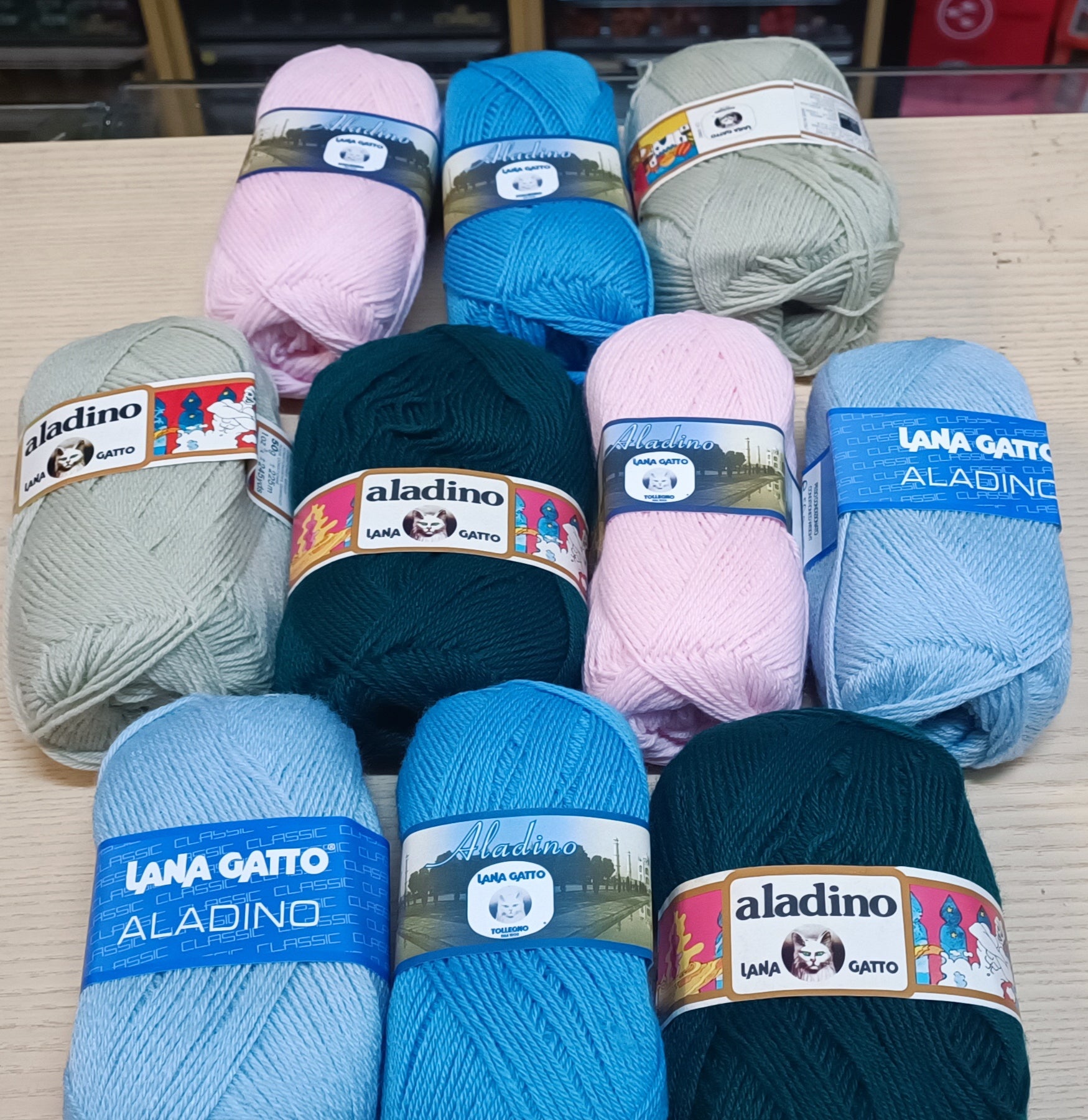 Un mix di misto lana Aladino Gatto, due gomitoli per colore(colori