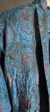 Carica l&#39;immagine nel visualizzatore di Gallery, Giacca elegante di broccato laminato, collo sciallato(usato). Modello di sartoria, taglia 46/48. 800g.
