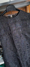 Carica l&#39;immagine nel visualizzatore di Gallery, Abito di tessuto laminato nero, usato, modello di sartoria taglia 46/48. 700g.
