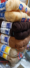 Carica l&#39;immagine nel visualizzatore di Gallery, Mix di pura lana e misto lana Cervinia a matasse 2/25. Beige, nocciola, marrone e polenta. 4 kg.
