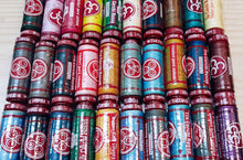 Carica l&#39;immagine nel visualizzatore di Gallery, Trenta spagnolette Tre Cerchi Rosso per cucire, in mix di colori. In omaggio un infila- ago. 200g.
