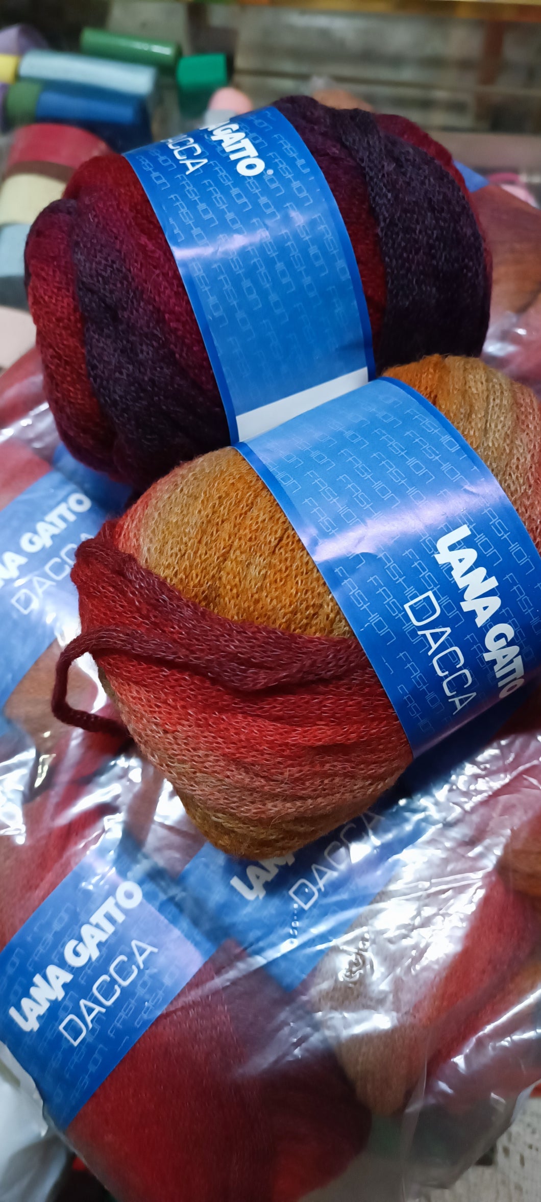 Filato moda Dacca Lana Gatto, misto lana(52%), fantasia arancio(11 gomitoli) e un gomitolo fantasia bordeaux. Ferri 7/8. 600g.