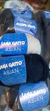 Carica l&#39;immagine nel visualizzatore di Gallery, Misto lana al 70% , Lana Gatto Asian, nove gomitoli blu e uno grigio per una carda e morbida maglia. 500g.
