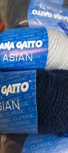 Misto lana al 70% , Lana Gatto Asian, nove gomitoli blu e uno grigio per una carda e morbida maglia. 500g.