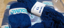 Carica l&#39;immagine nel visualizzatore di Gallery, Mix and match di due filati: Chainette Riabella(misto lana60%)e Spongy Gatto( pura lana frisé), colore blu. 1kg.
