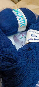 Mix and match di due filati: Chainette Riabella(misto lana60%)e Spongy Gatto( pura lana frisé), colore blu. 1kg.