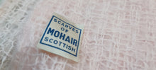 Carica l&#39;immagine nel visualizzatore di Gallery, Scialle vintage di Mohair Scottish, 180 cm x 55 cm. 180 g.

