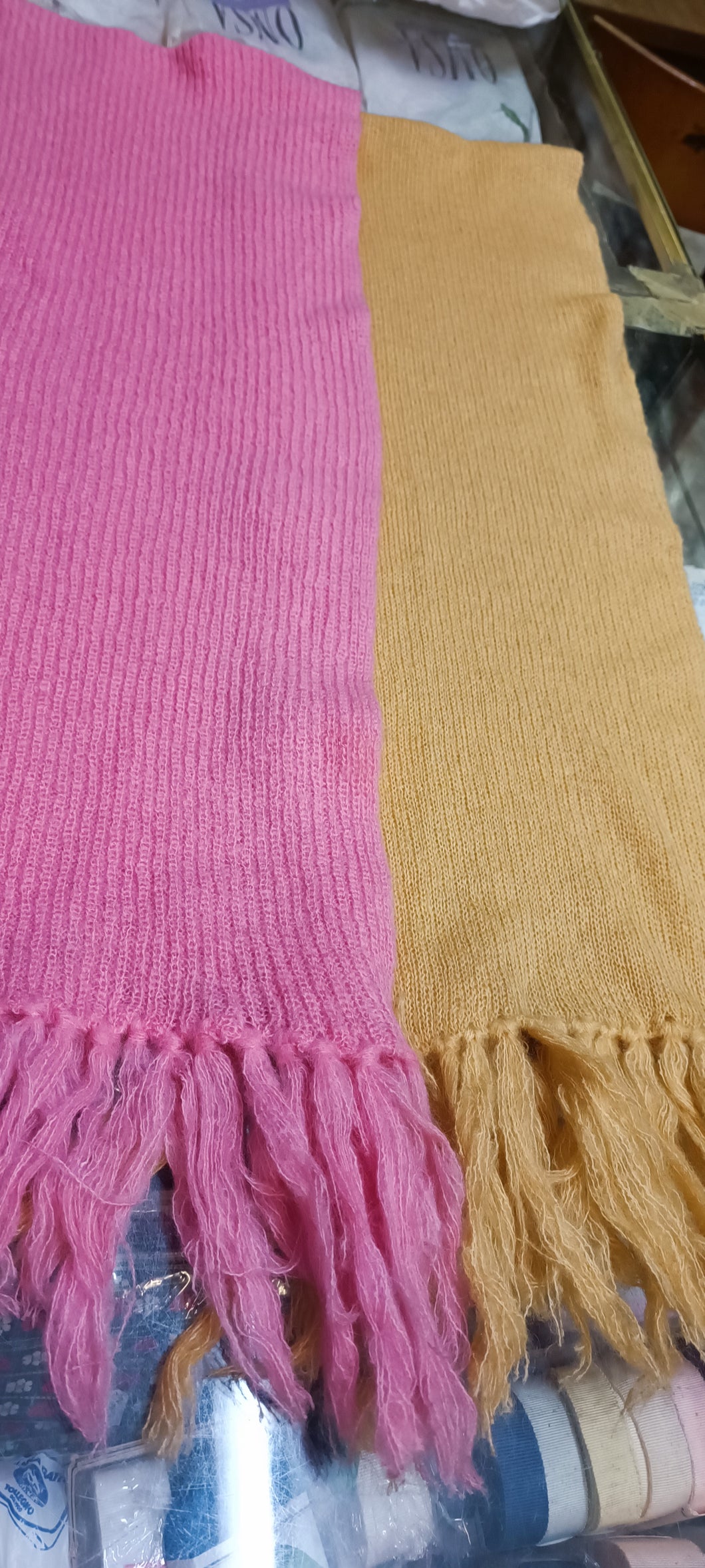 Due sciarpe vintage, 150 cm x 25 cm. Colori in foto. 200g.