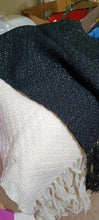 Carica l&#39;immagine nel visualizzatore di Gallery, Due scialli vintage di lana e lurex, uno bianco e l&#39;altro nero. 700g.
