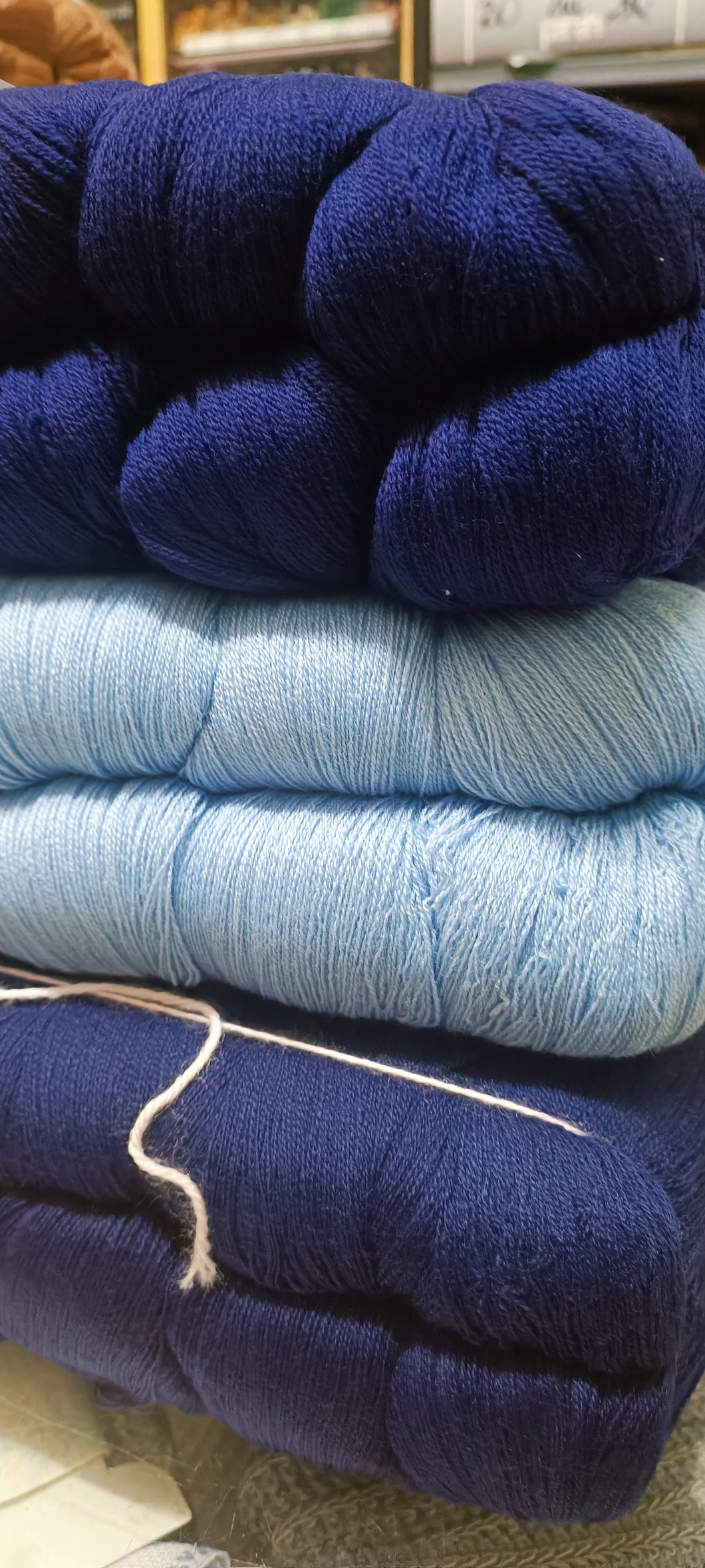 Misto lana (50%) Gatto e Cervinia, blu, bluette e celeste. Titolo 2/25. 3 kg.