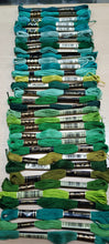 Carica l&#39;immagine nel visualizzatore di Gallery, Puro cotone 100% DMC , 33 matassine di mouliné, in assortimento di verdi in foto. 80 g.
