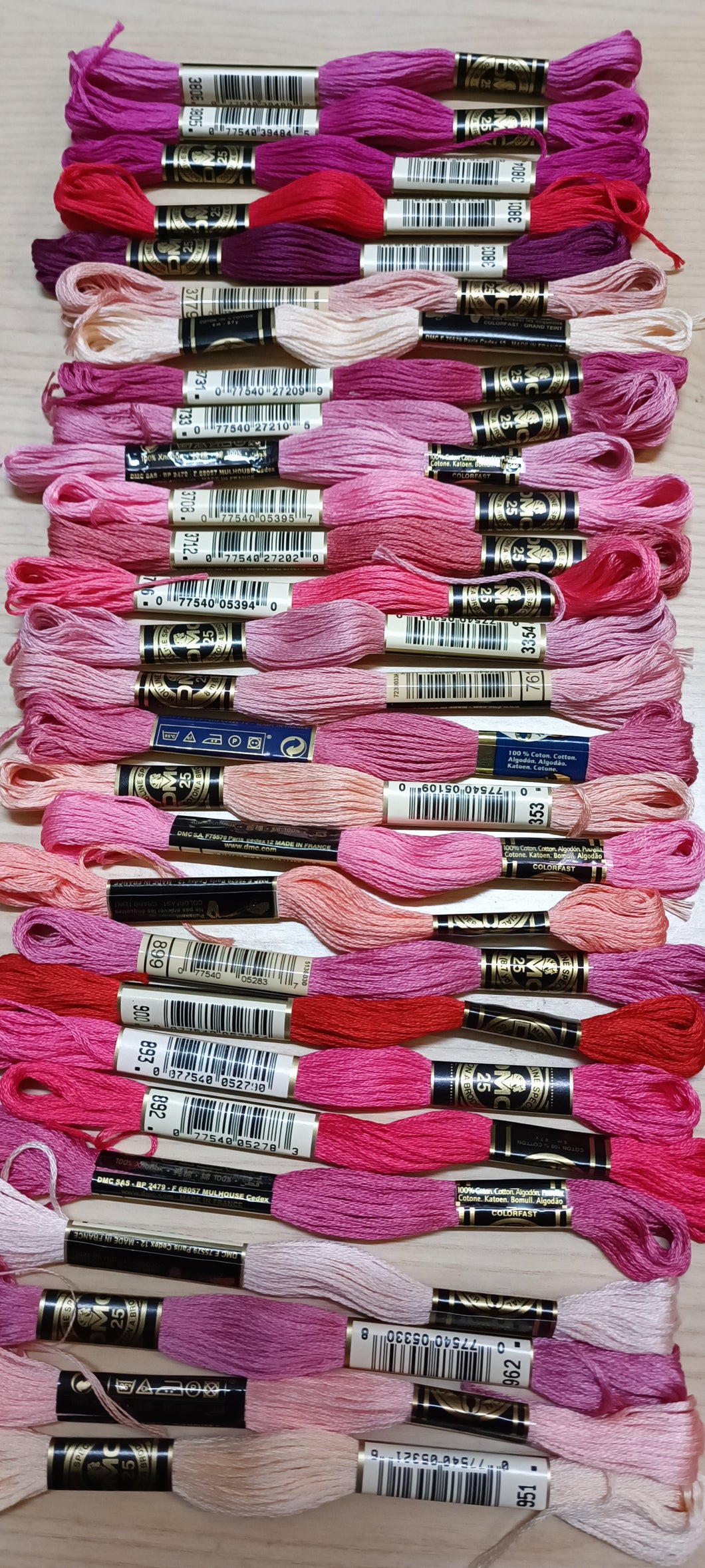 Puro cotone mouliné DMC, 28 matassine assortite di rosa. 0,06g.