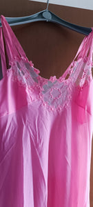 Elegante camicia da notte rosa, taglia 2, anni settanta. 300g.