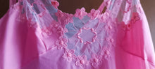 Carica l&#39;immagine nel visualizzatore di Gallery, Elegante camicia da notte rosa, taglia 2, anni settanta. 300g.
