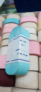 Stock di confezioni da 10 m. di gros grain altezze e colori assortiti in foto( alcuni con macchioline del tempo nei primi giri). 4 kg..